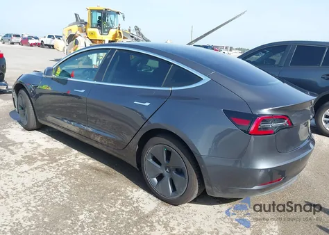 2018 Tesla Model 3 Long Range/Mid Range z USA, uszkodzony, nr VIN 5YJ3E1EA0JF006941